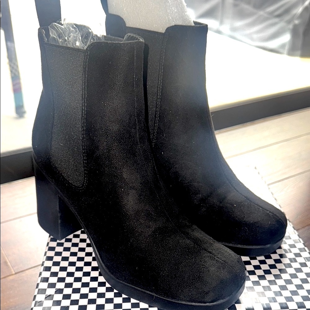Soda Black Ankle Boots Sleek Chelsea Design